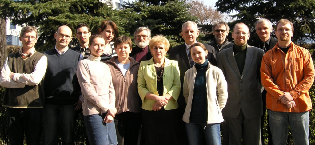 Fot. 11. Pracownicy Katedry Biofizyki w roku 2008 – od lewej: dr Albert Górnicki, mgr inż. Michał Cyrankiewicz, mgr inż. Tomasz Wybranowski, mgr Blanka Ziomkowska, mgr Alicja Szołna-Chodór, mgr inż. Joanna Cywińska, dr hab. Stefan Kruszewski, prof. UMK, Halina Chmielewska, dr hab. Bronisław Grzegorzewski, prof. UMK, mgr Joanna Strzelecka, mgr inż. Waldemar Pietrzak, dr Maciej Bosek, mgr Jerzy Pyskir, mgr Adam Kempczyński (stopnie i tytuły według stanu z 2008 r.