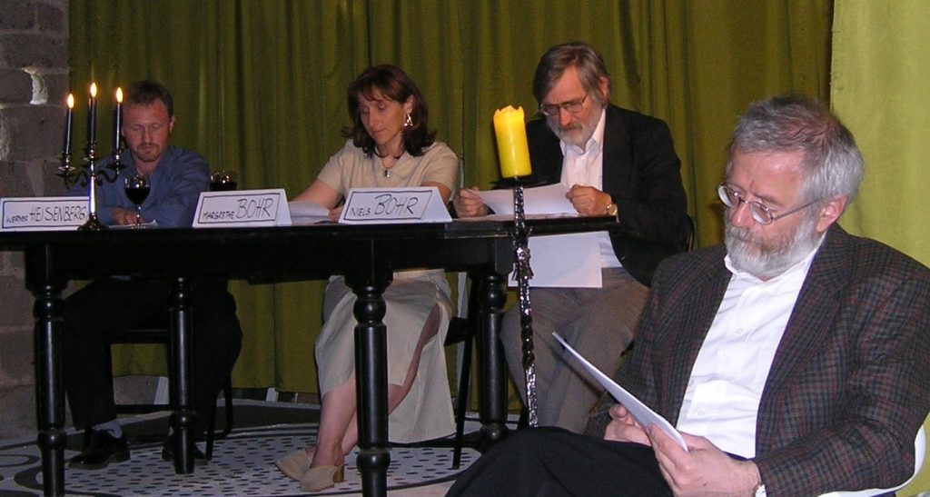 Fot. 19. „Kopenhaga” dramat Micheala Frayna odczytywany przez bydgoskich biofizyków z narracją prof. Franza Fujary (czerwiec 2004 r. - piknik naukowo-artystyczny w Jordanowie). Od prawej: prof. Franz Fujara, prof. Stefan Kruszewski (jako Niels Bohr), dr Małgorzata Pyskir (jako Margrethe Bohr) i dr Włodzimierz Masierak (jako Werner Heisenberg).